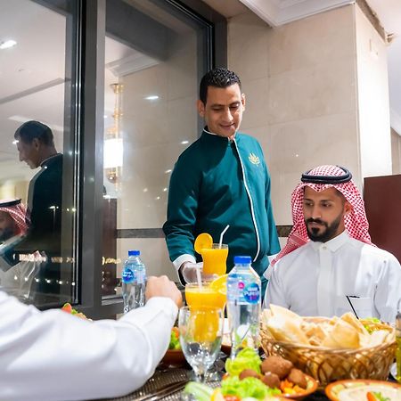 アル マディーナ ハーモニー ホテル エクステリア 写真 A waiter serving guests at a restaurant in Riyadh, Saudi Arabia