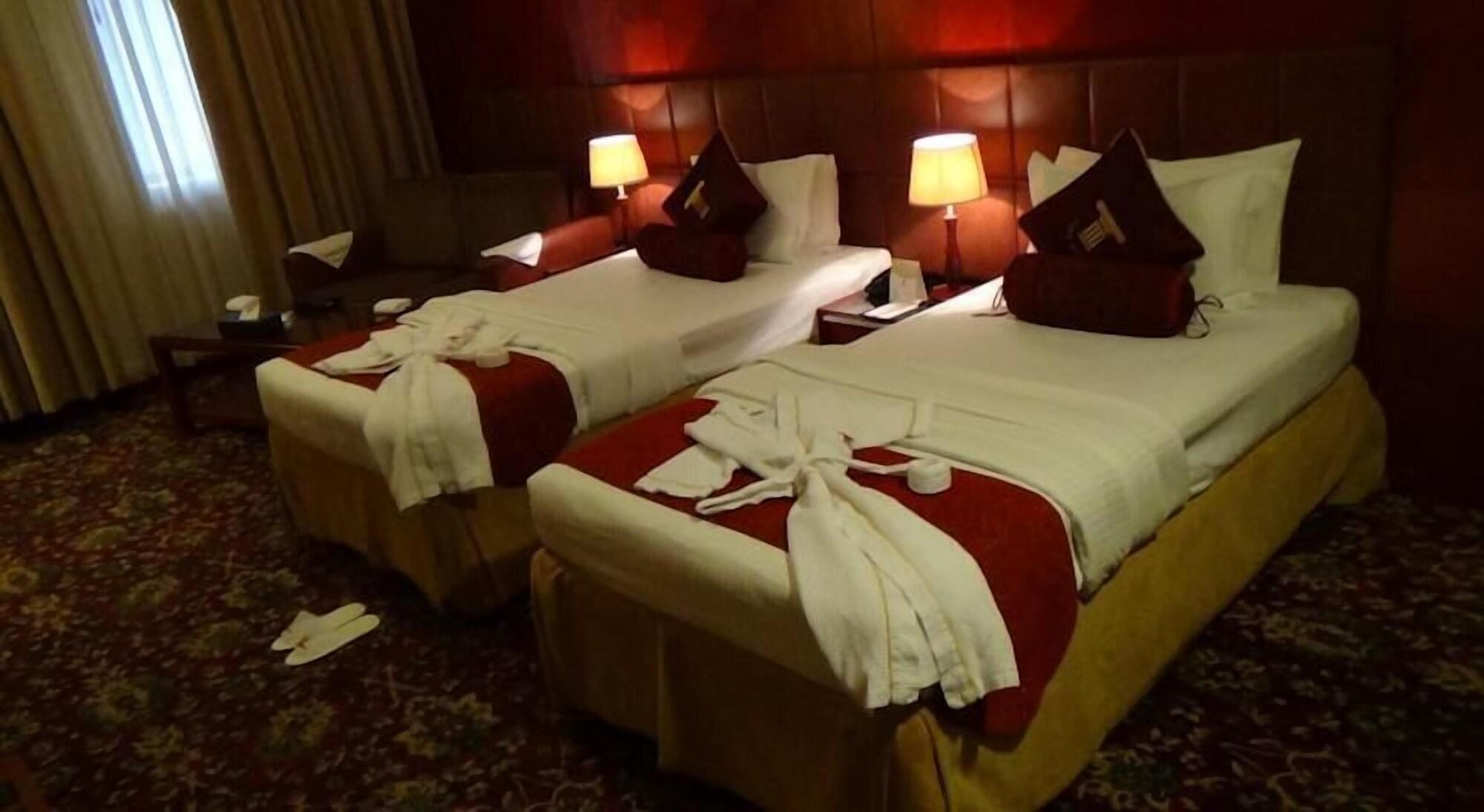 アル マディーナ ハーモニー ホテル エクステリア 写真 A room at the hotel