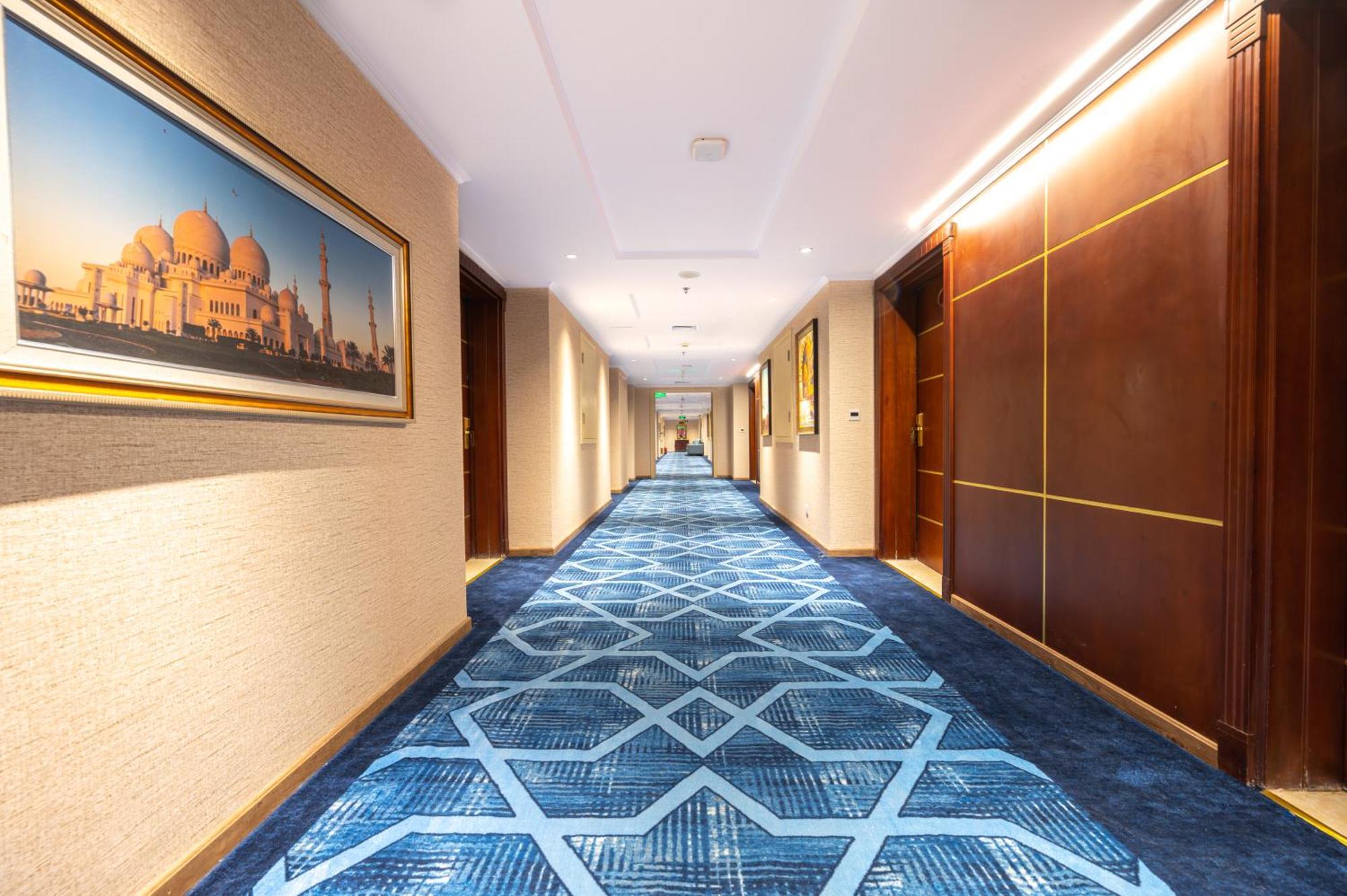 アル マディーナ ハーモニー ホテル エクステリア 写真 A corridor at the Taj Mahal Palace