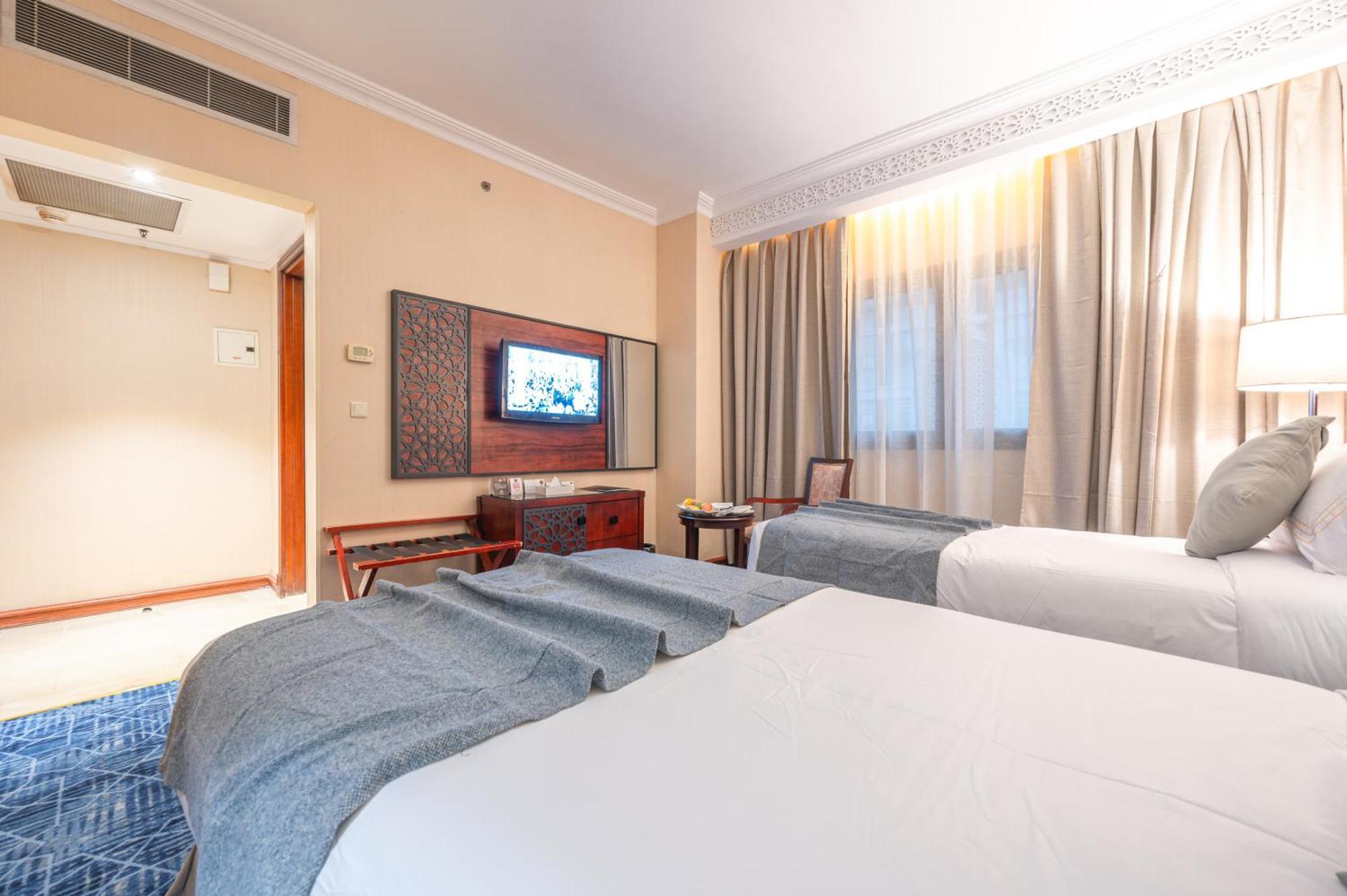 アル マディーナ ハーモニー ホテル エクステリア 写真 A room at the hotel