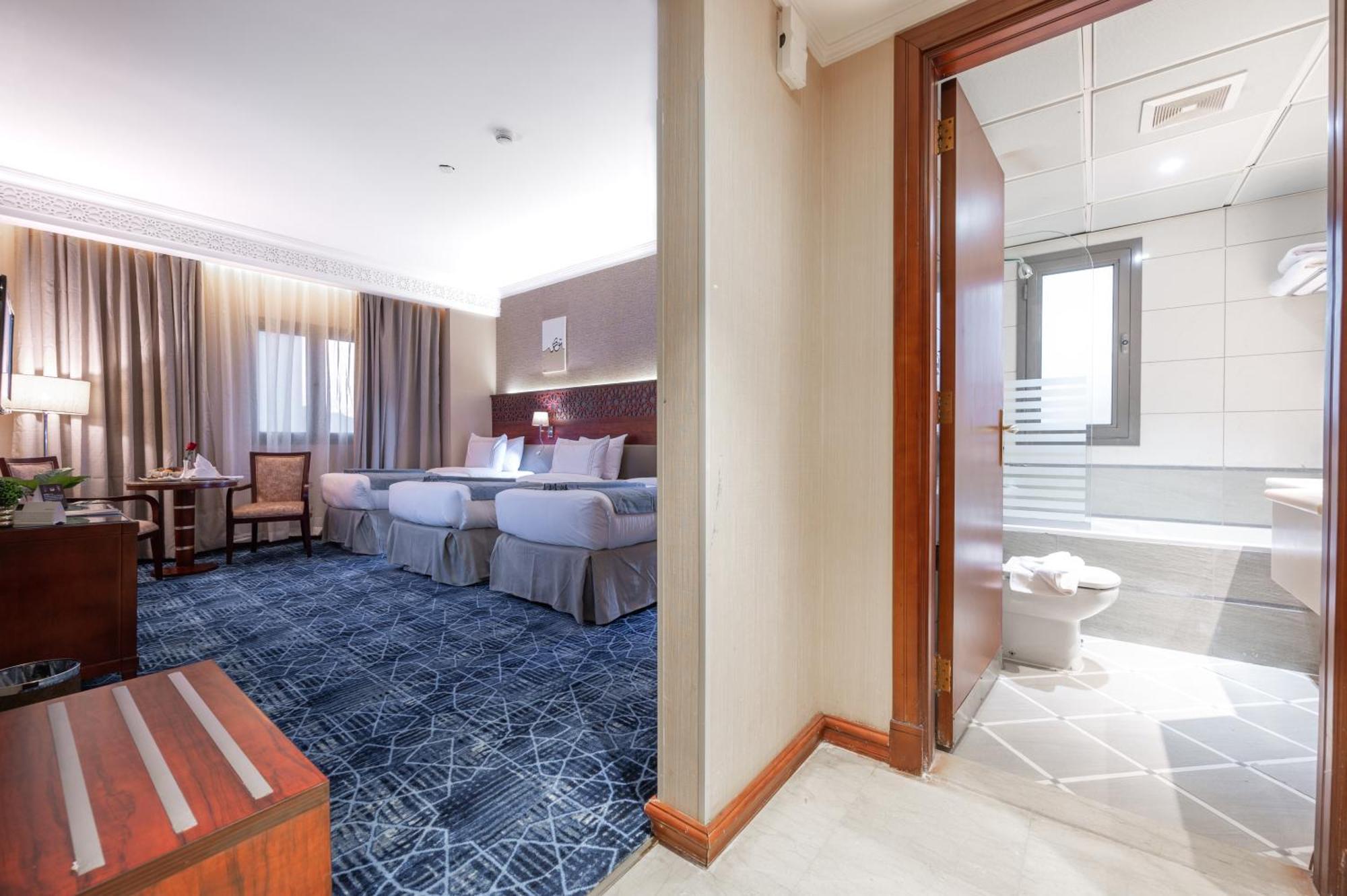 アル マディーナ ハーモニー ホテル エクステリア 写真 A room at the hotel