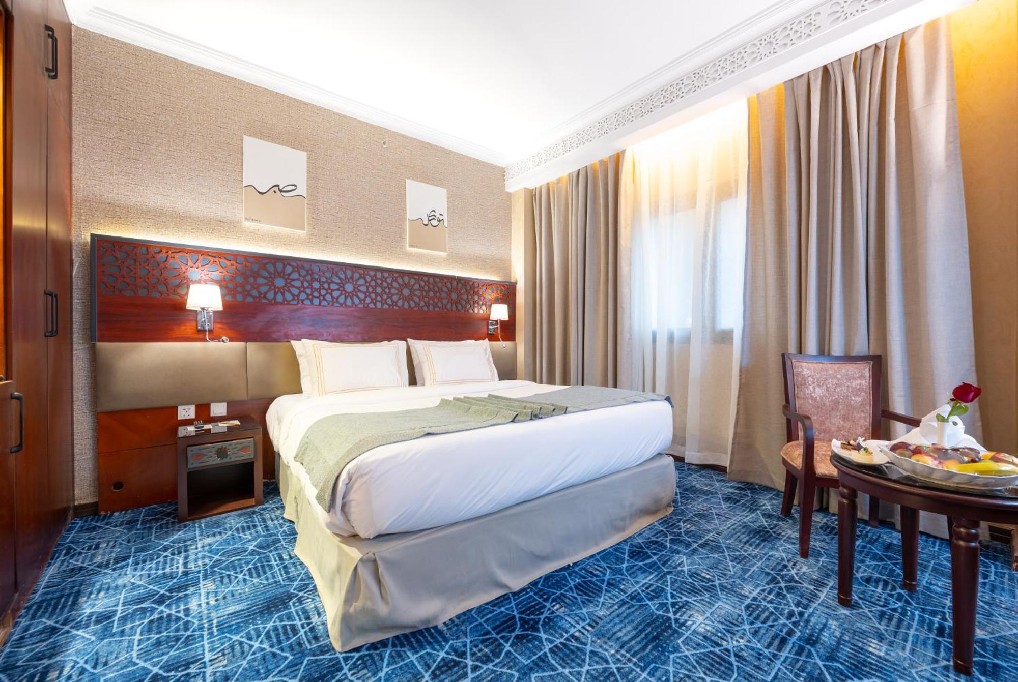 アル マディーナ ハーモニー ホテル エクステリア 写真 A room at the hotel
