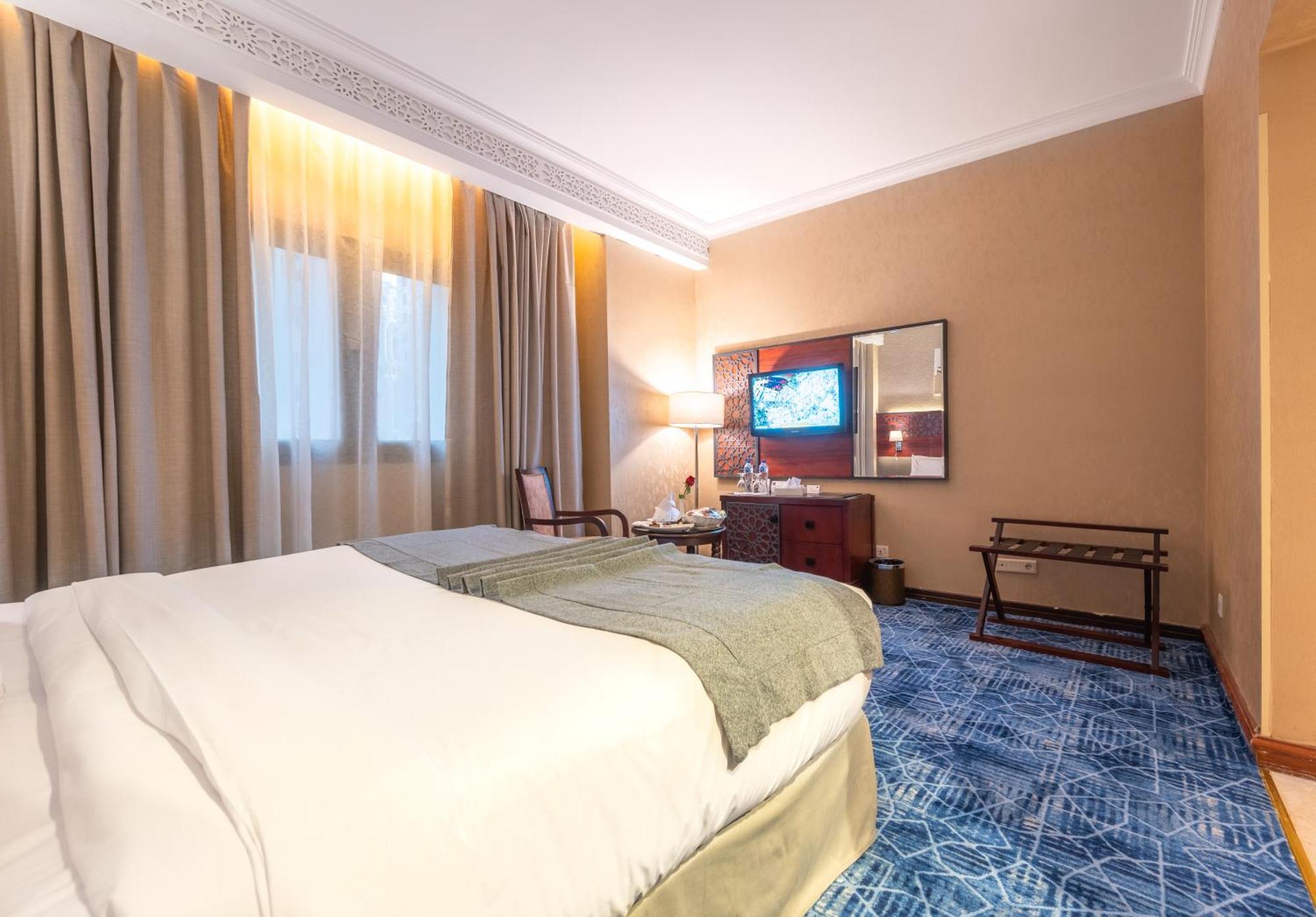アル マディーナ ハーモニー ホテル エクステリア 写真 A room at the hotel