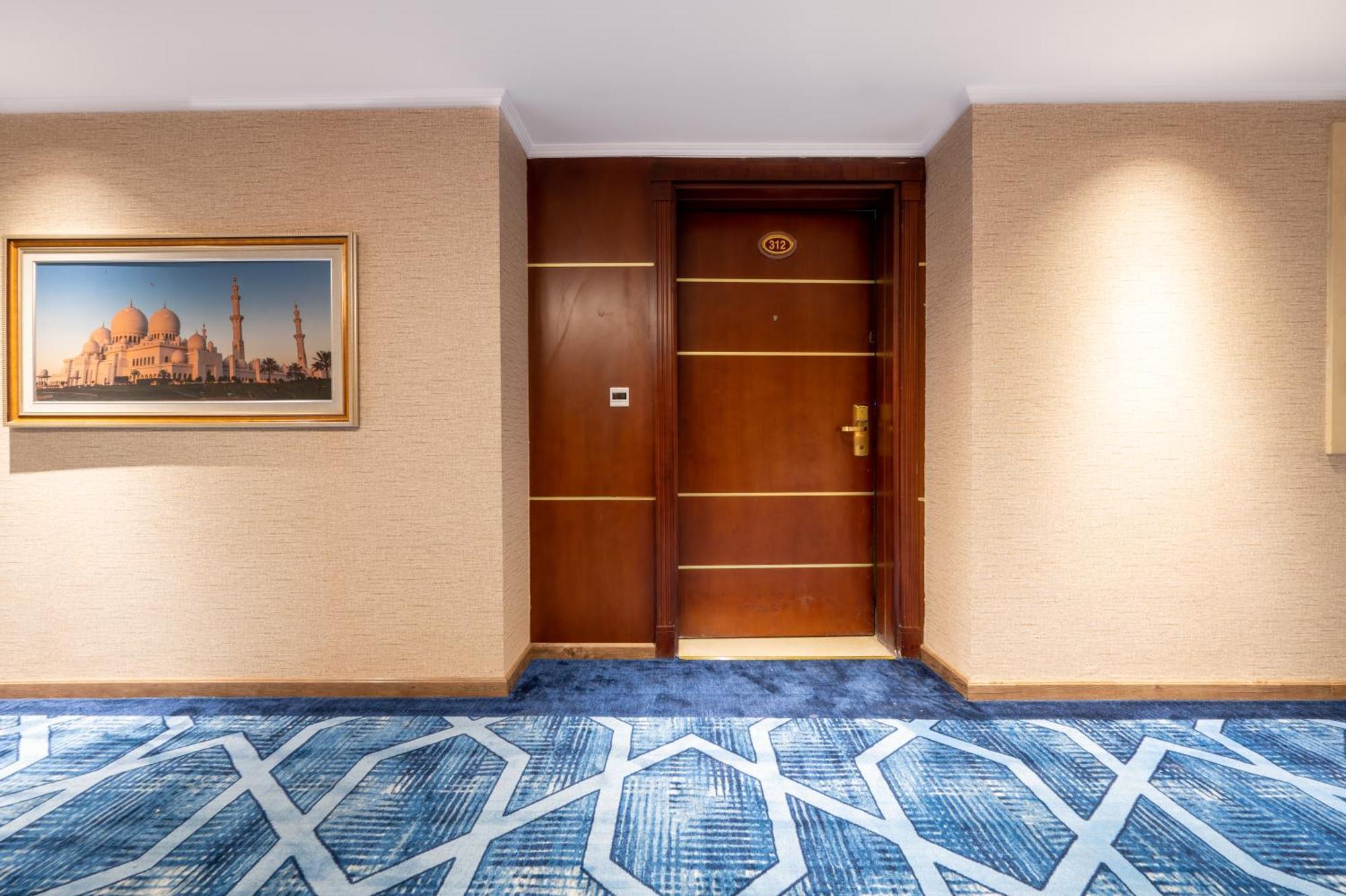 アル マディーナ ハーモニー ホテル エクステリア 写真 A door in a hotel