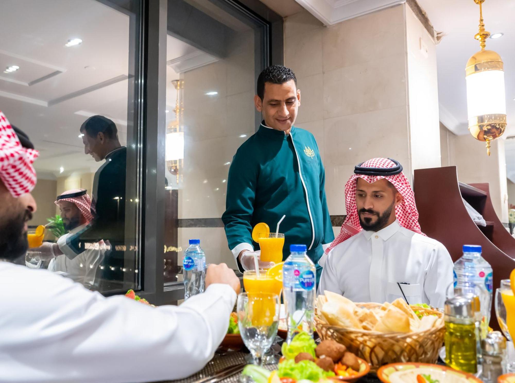 アル マディーナ ハーモニー ホテル エクステリア 写真 A waiter serving guests at a restaurant in Riyadh, Saudi Arabia
