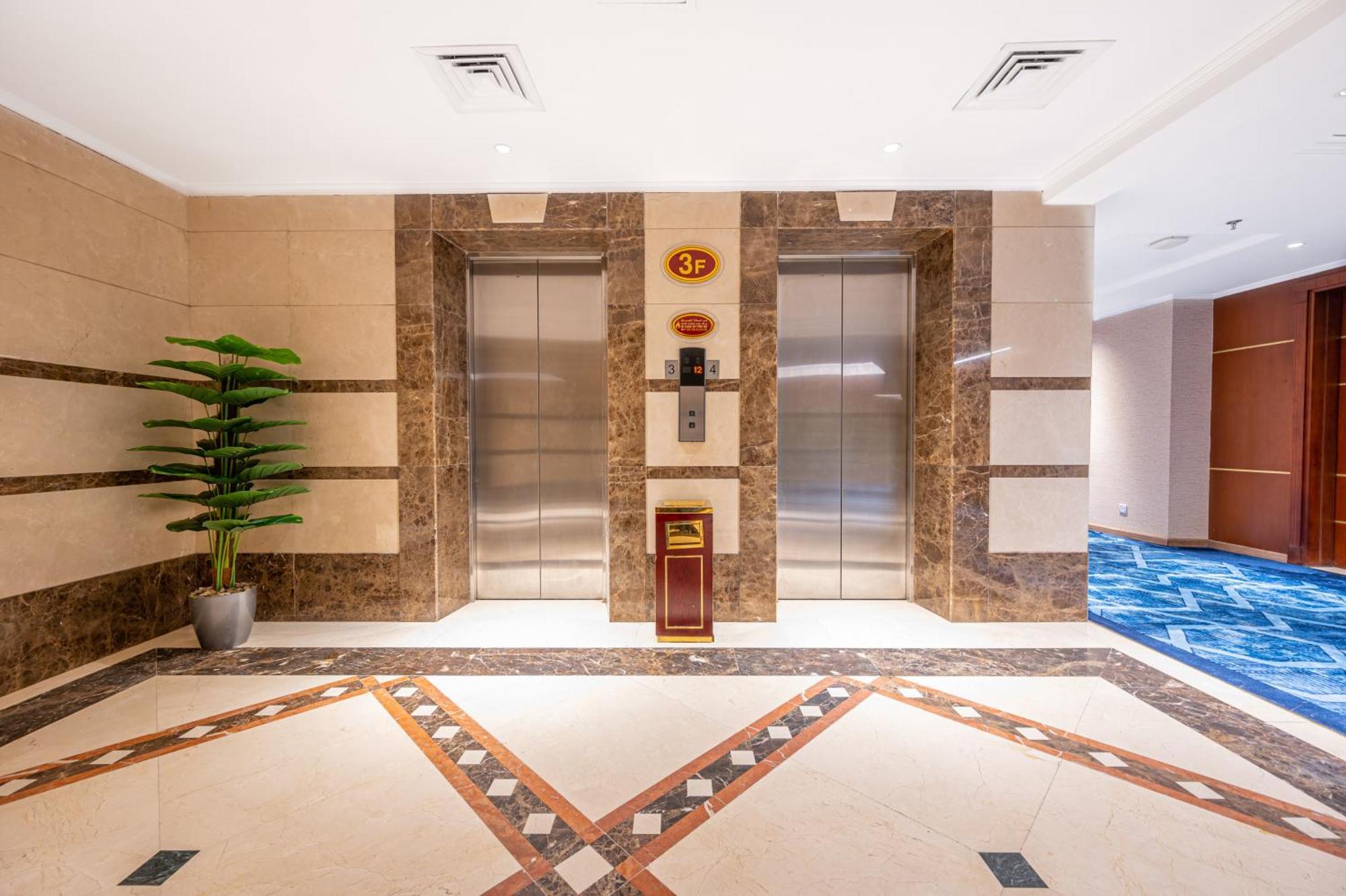 アル マディーナ ハーモニー ホテル エクステリア 写真 Elevators at the hotel