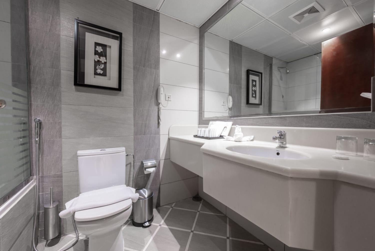 アル マディーナ ハーモニー ホテル エクステリア 写真 Bathroom