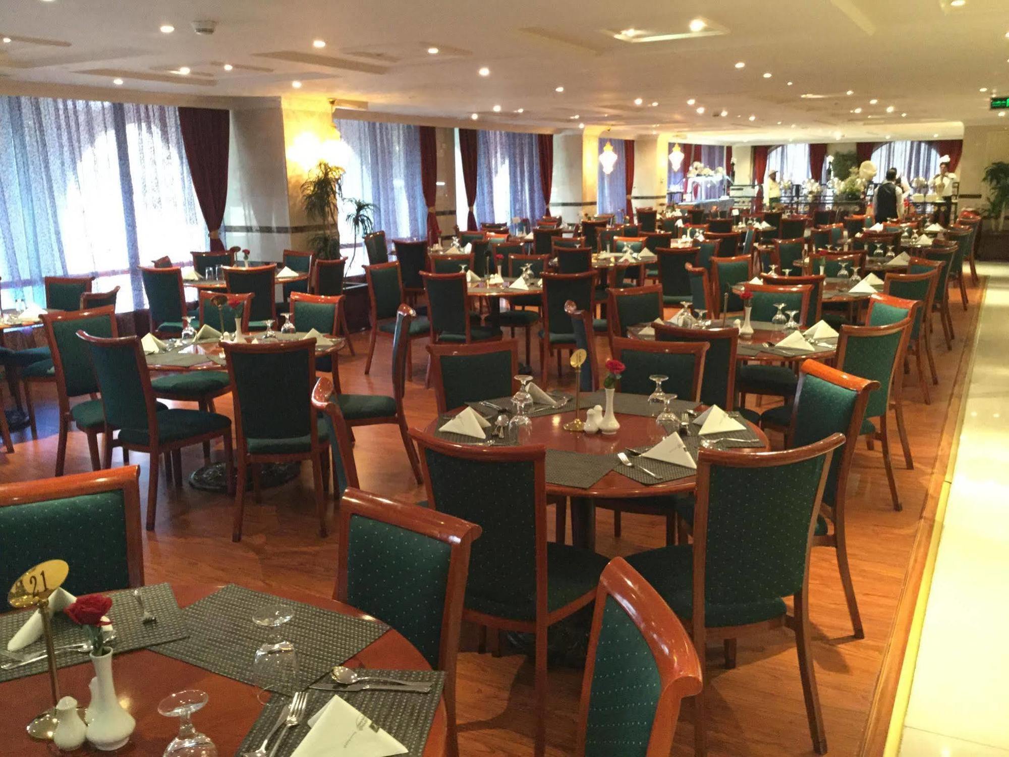 アル マディーナ ハーモニー ホテル エクステリア 写真 The restaurant at the hotel