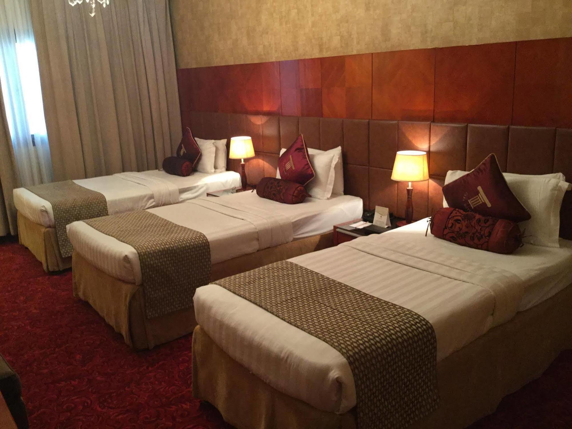 アル マディーナ ハーモニー ホテル エクステリア 写真 A room at the hotel