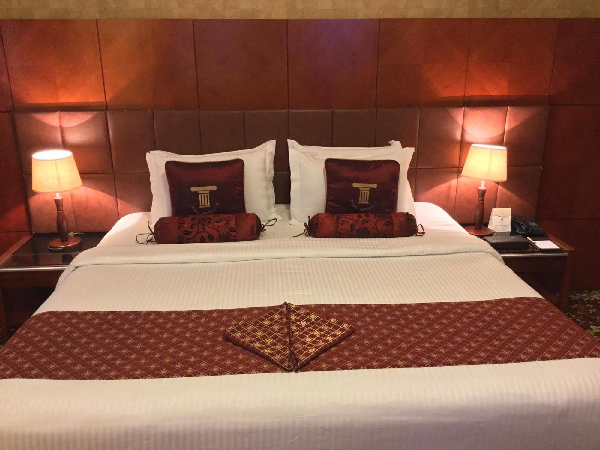 アル マディーナ ハーモニー ホテル エクステリア 写真 A bedroom at the hotel