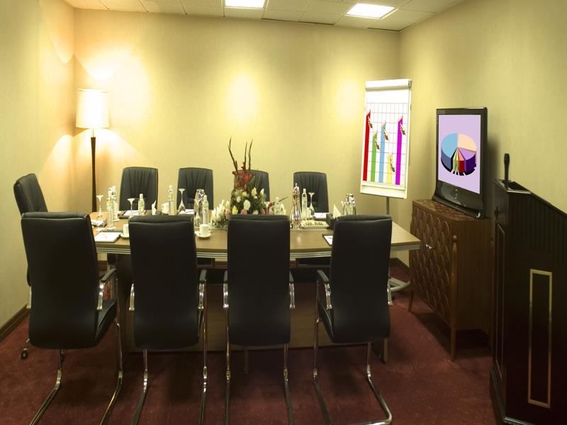 アル マディーナ ハーモニー ホテル エクステリア 写真 A meeting room