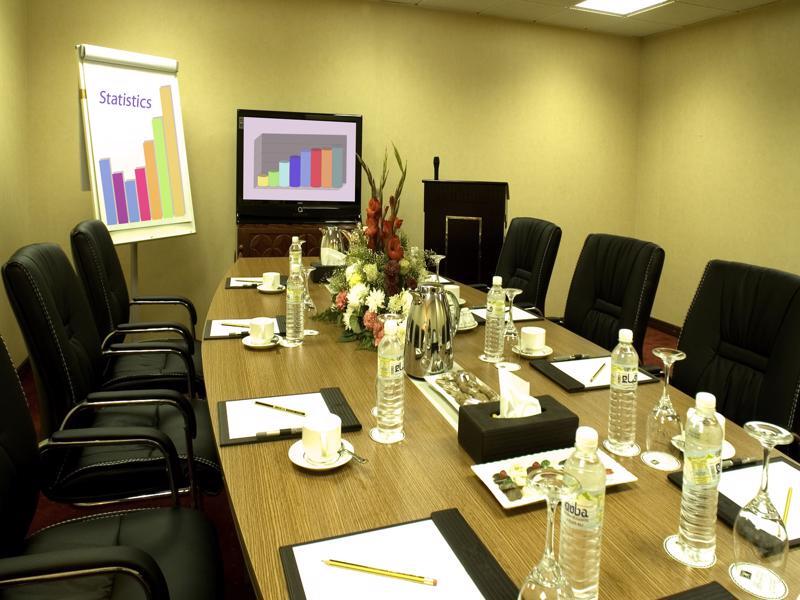 アル マディーナ ハーモニー ホテル エクステリア 写真 A boardroom meeting